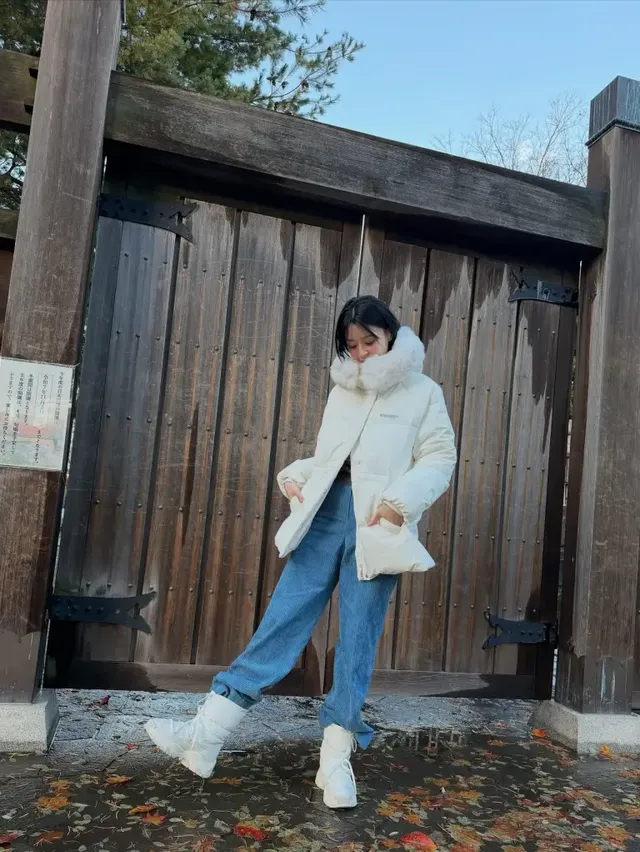 권나라가 아이보리빛 퍼 다운 재킷을 착용하고 삿포로의 감성적인 배경에서 따뜻한 겨울 화보를 연출하고 있다. /사진=권나라 인스타그램