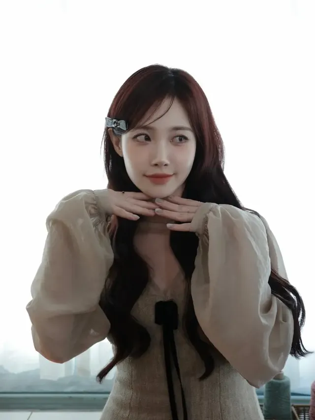 유라가 베이지 쉬폰 블라우스와 코르셋 원피스를 매치해 로맨틱한 가을 감성을 선보이고 있다. /사진=유라 인스타그램