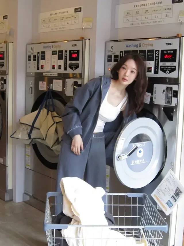 차콜 블루 트레이닝 세트와 화이트 크롭탑으로 연출한 감각적인 레이어드 스타일링. /사진=강민경 인스타그램