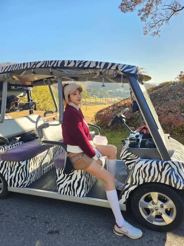 골프 카트에 앉아 활짝 웃는 유인영의 모습. 미니 랩스커트와 니삭스로 활동성과 스타일을 동시에 잡았다. /사진=유인영 인스타그램
