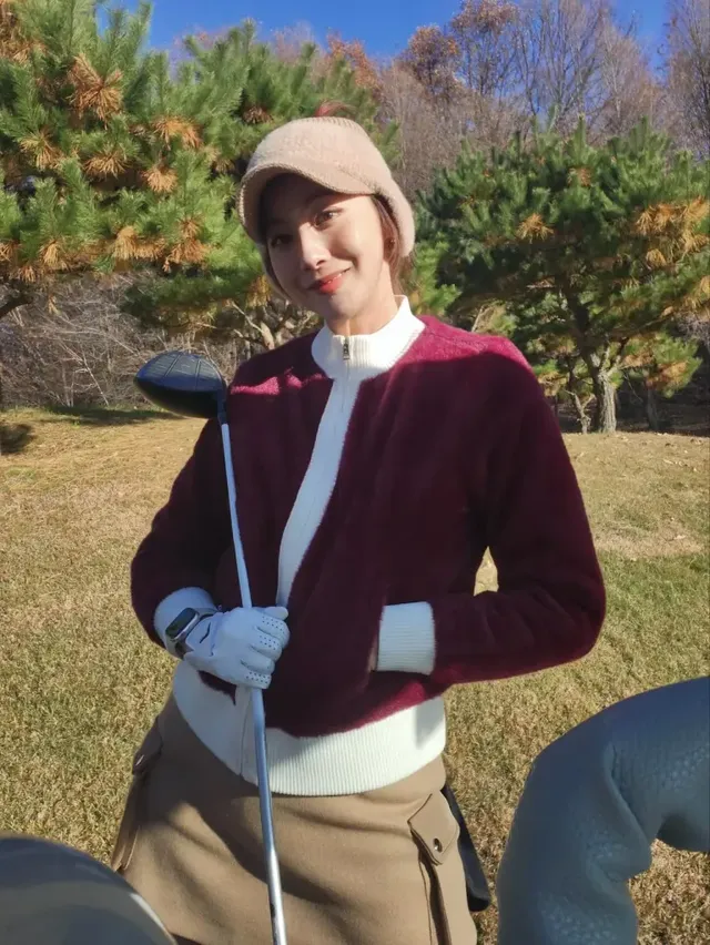 푸른 골프장 위, 유인영이 따뜻한 버건디 니트와 베이지 베레모로 포근한 가을/겨울 필드룩을 선보였다. /사진=유인영 인스타그램