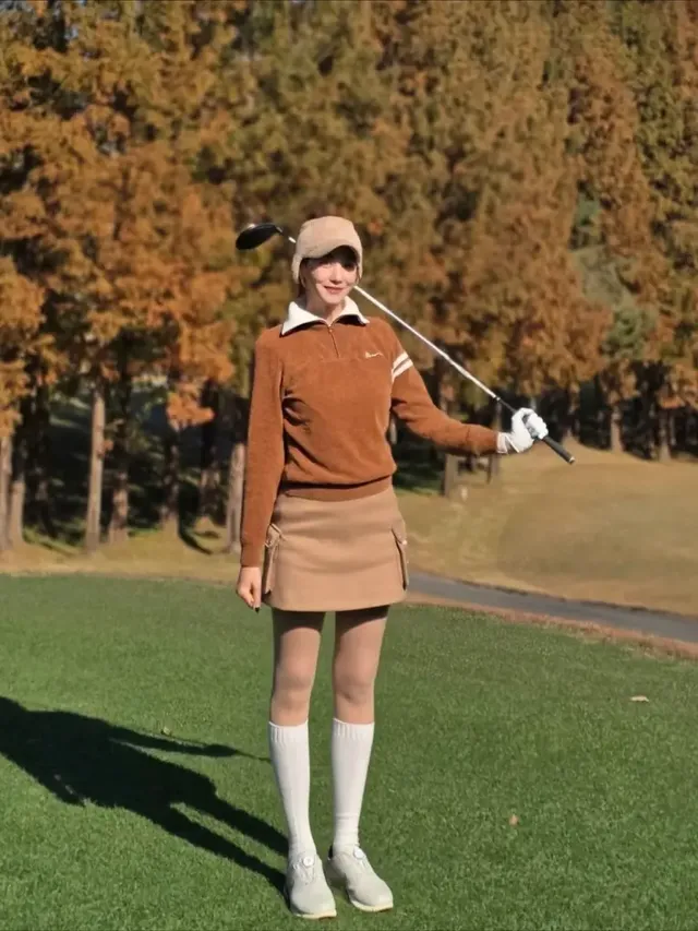 골프 클럽을 들고 서 있는 유인영. 베이지 미니 스커트와 니삭스로 긴 다리 라인을 강조하며 스포티한 매력을 발산한다. /사진=유인영 인스타그램