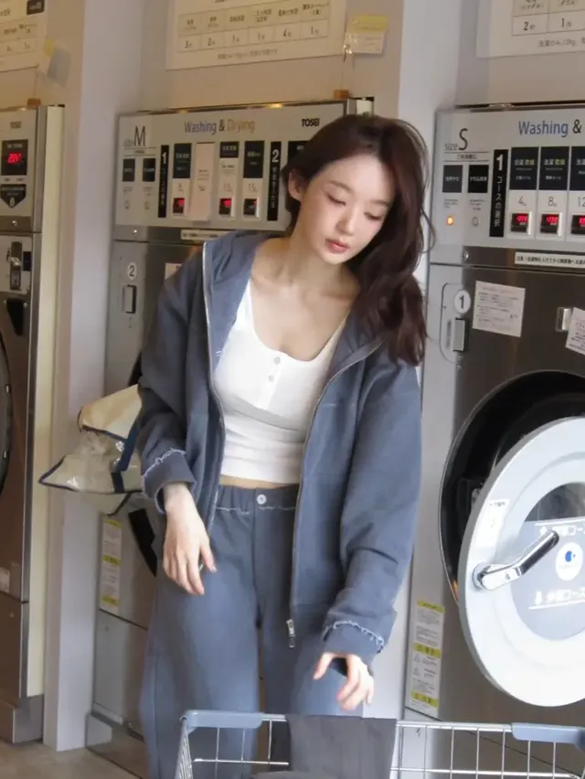 세탁실을 배경으로 완성된 강민경의 꾸안꾸 매력 가득한 데일리룩. /사진=강민경 인스타그램