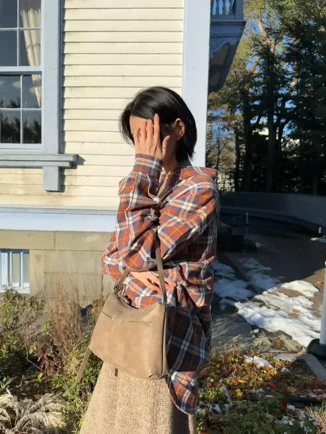 미니멀한 스웨이드 백으로 전체적인 스타일링의 균형을 잡으며, 권나라 특유의 단정하고 청량한 매력을 부각했다. /사진=권나라 인스타그램