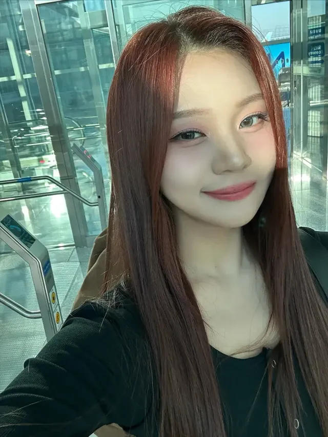 와인 브라운 헤어와 코랄 메이크업으로 따뜻한 포인트를 준 엄지의 매력적인 클로즈업 컷이다. /사진=엄지 인스타그램