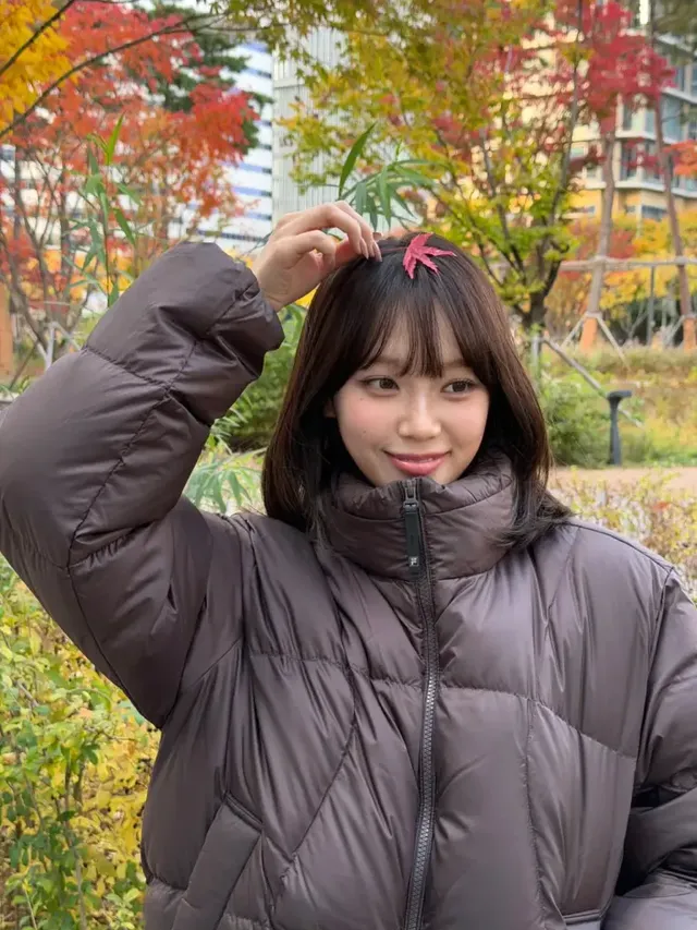 김채원이 늦가을 단풍 아래에서 따뜻한 브라운 패딩을 입고 포즈를 취하고 있다. /사진=김채원 인스타그램