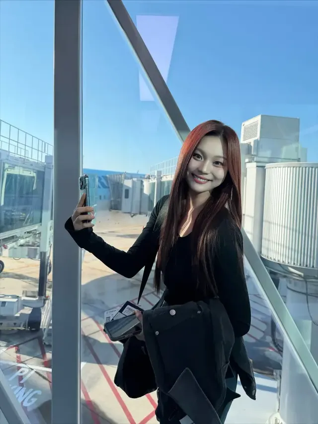 슬림한 블랙 톱과 스트레이트 데님으로 완성한 엄지의 편안하면서도 스타일리시한 공항 패션이다. /사진=엄지 인스타그램