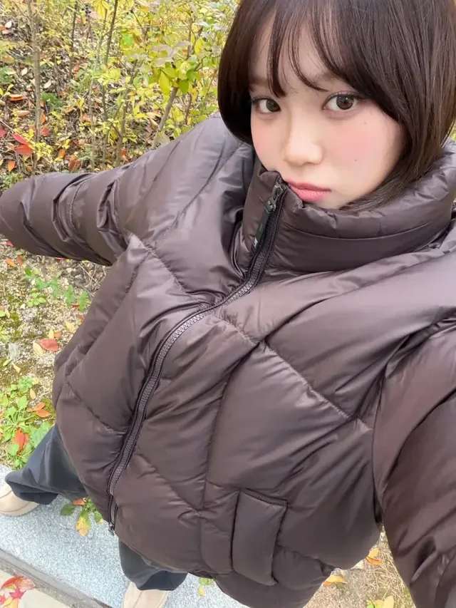 초콜릿 색 패딩과 와이드 팬츠, 베이지 부츠로 모노 브라운 톤온톤 스타일링을 선보인 김채원의 모습. /사진=김채원 인스타그램