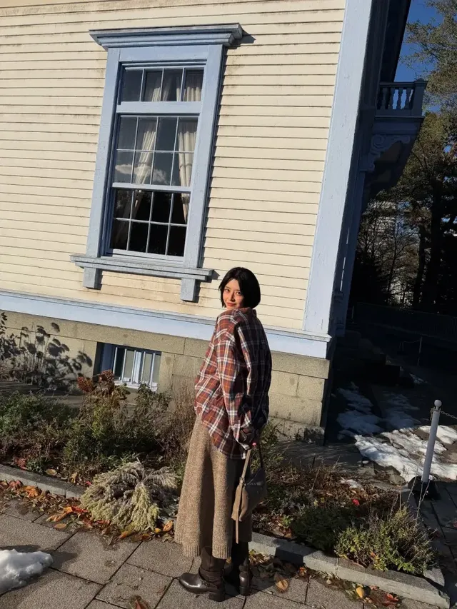 권나라가 초겨울 볕 아래 포근한 플란넬 체크 셔츠와 롱 니트 스커트의 톤온톤 코디로 겨울 감성을 선보였다. /사진=권나라 인스타그램