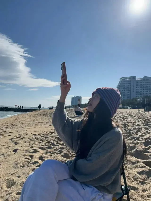 박규영이 겨울 바다를 배경으로 카키 패딩과 니트 비니를 매치한 코지룩을 선보이고 있다. /사진=박규영 인스타그램