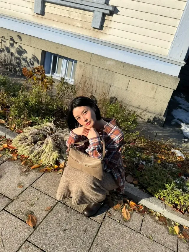 루즈한 핏의 체크 플란넬 셔츠와 차분한 헤더 베이지 니트 스커트, 그리고 브라운 레더 부츠로 완성한 권나라의 여유로운 데일리룩. /사진=권나라 인스타그램
