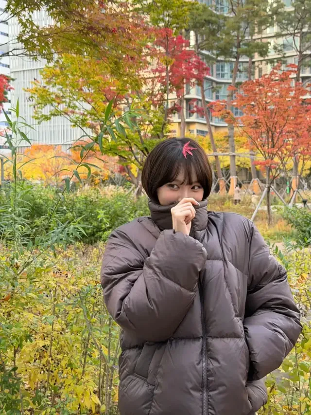 단정한 단발 헤어스타일과 어우러진 오버사이즈 패딩으로 러블리한 매력을 발산하는 김채원. /사진=김채원 인스타그램