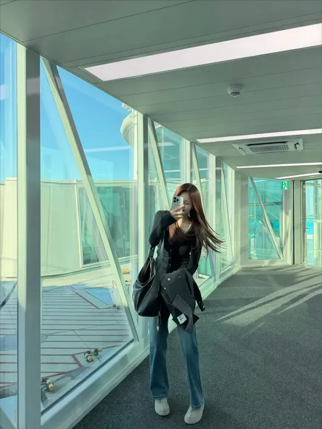 엄지가 공항에서 시크한 올블랙 룩으로 세련된 매력을 발산하며 셀카를 찍는 모습이다. /사진=엄지 인스타그램