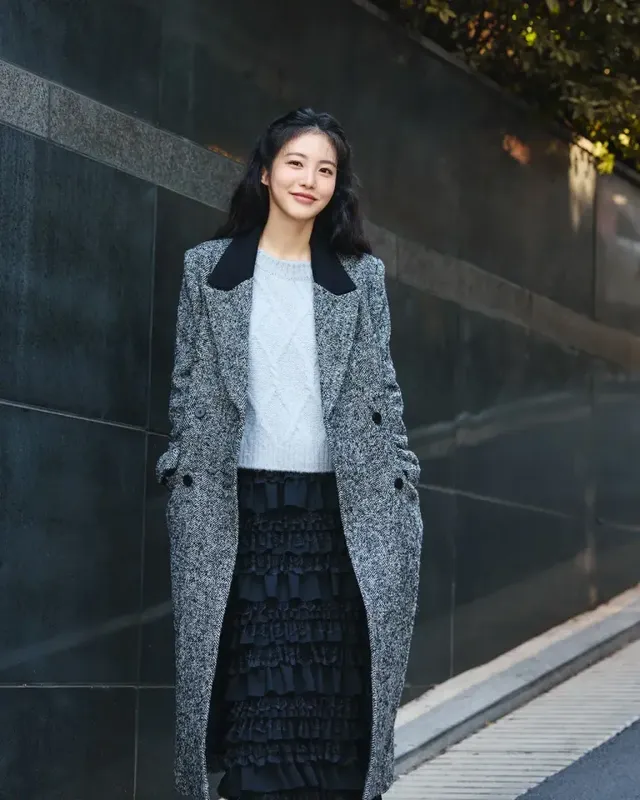 신예은이 헤링본 트위드 코트와 러플 스커트를 매치해 고요하고 우아한 겨울 스타일을 선보인다. /사진=신예은 인스타그램
