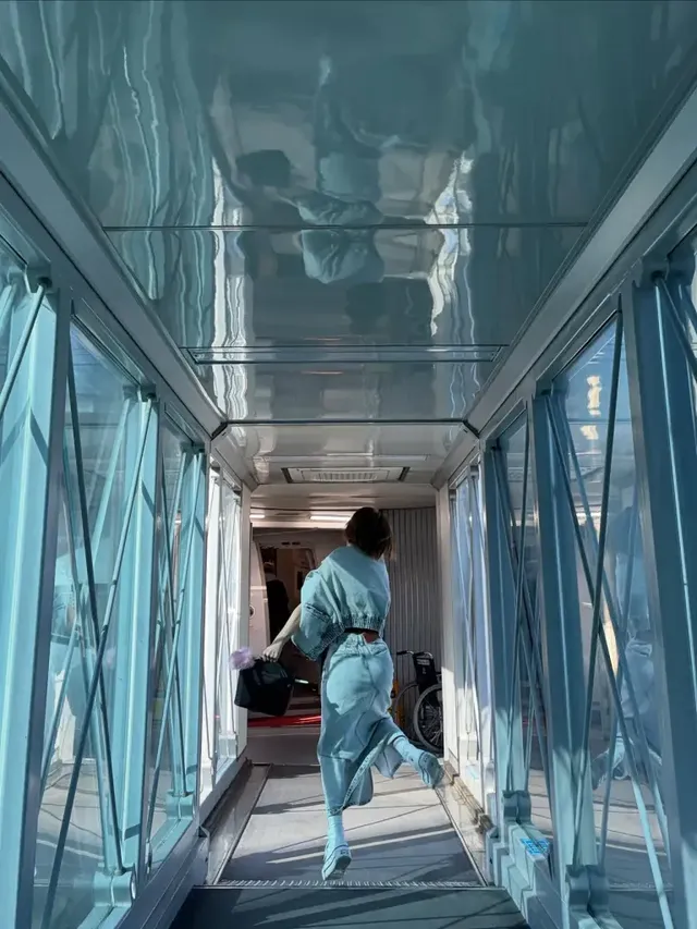 화이트 스니커즈와 블랙 토트백으로 완성한 초아의 겨울 데님 여행 스타일이 돋보인다. /사진=초아 인스타그램