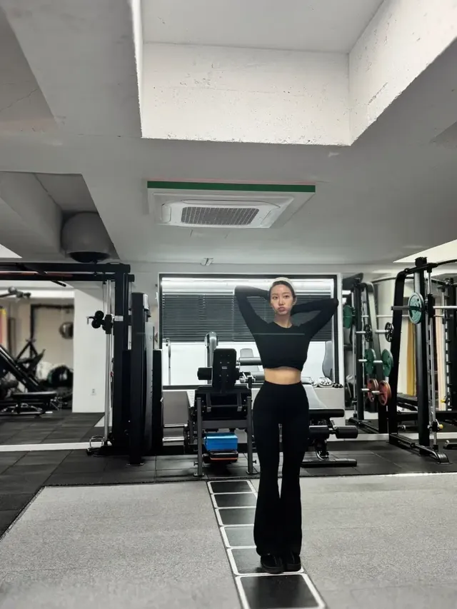  거울 앞에서 포즈를 취하며 절제된 올블랙 컬러로 더욱 돋보이는 한그루의 실루엣이 시선을 사로잡는다. /사진=한그루 