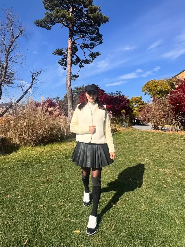 미니 기장의 플리츠 스커트와 블랙 니삭스로 활동성과 스타일을 동시에 잡고 다리 라인을 강조한 모습이다. /사진=김민아 인스타그램