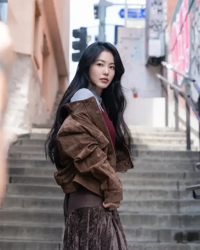  신예은이 브라운 스웨이드 재킷과 벨벳 스커트로 코지하면서도 세련된 계절감을 표현한다. /사진=신예은 인스타그램인스타그램