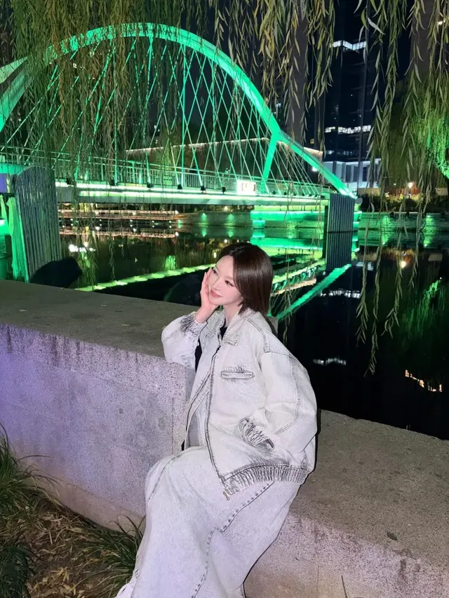 베이징 도심 속에서 올데님 패션으로 캐주얼하면서도 감각적인 매력을 뽐내는 초아이다. /사진=초아 인스타그램