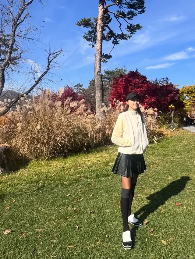 블랙 캡과 블랙·화이트 골프화로 전체적인 룩의 균형을 맞추며 세련된 겨울 아웃도어 무드를 완성한 김민아의 모습이다. /사진=김민아 인스타그램