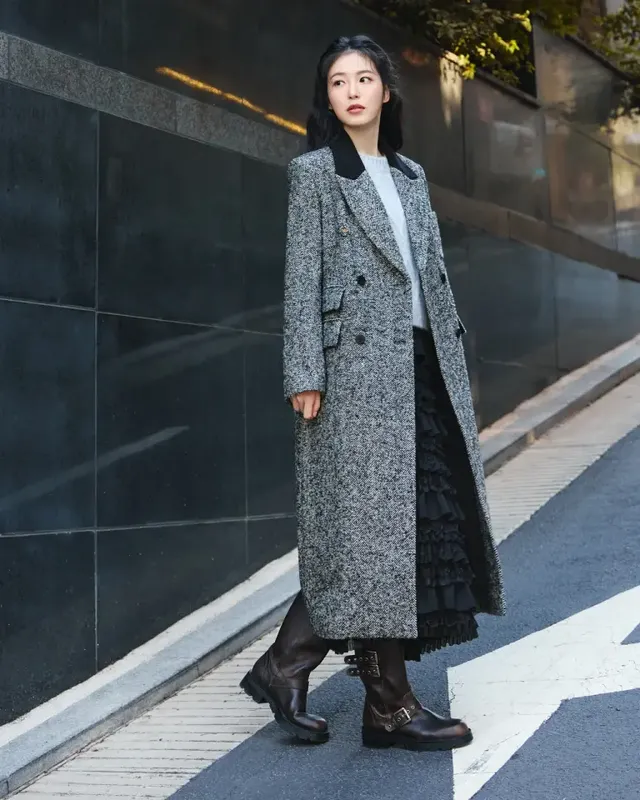 다양한 겨울 아우터로 다채로운 매력을 발산하는 신예은의 화보 컷이 시선을 사로잡는다. /사진=신예은 인스타그램