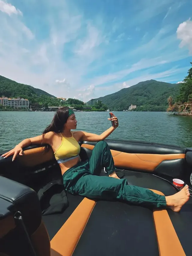 태양빛과 어울리는 옐로 홀터넥 크롭탑으로 건강미를 강조한 황보의 스타일이다. /사진=황보 인스타그램