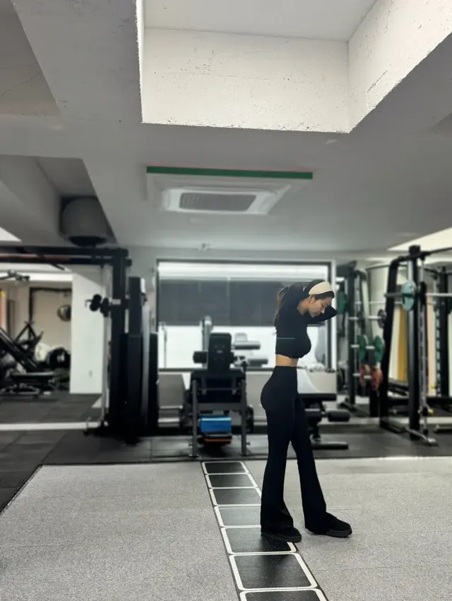 헬스장에서 올블랙 애슬레저 룩으로 탄탄한 몸매 라인을 뽐내는 한그루의 모습이다. /사진=한그루 인스타그램인스타그램