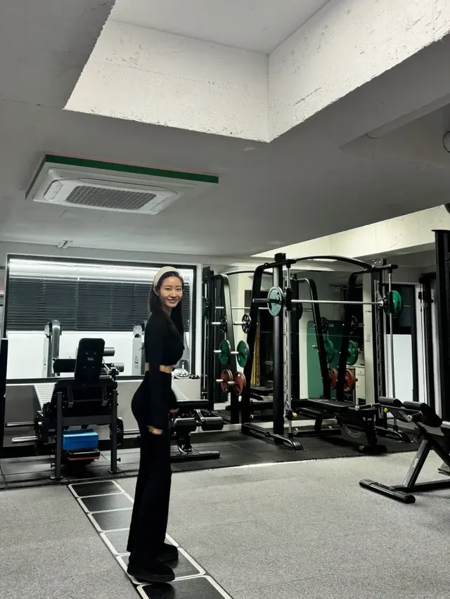 스트레칭과 운동 동작을 통해 건강미 넘치는 에너지를 발산하는 한그루의 모습이다. /사진=한그루 인스타그램