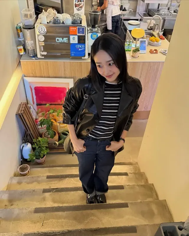 손연재가 카페 계단에서 편안하면서도 스타일리시한 모습을 보여주고 있다. /사진=손연재 인스타그램