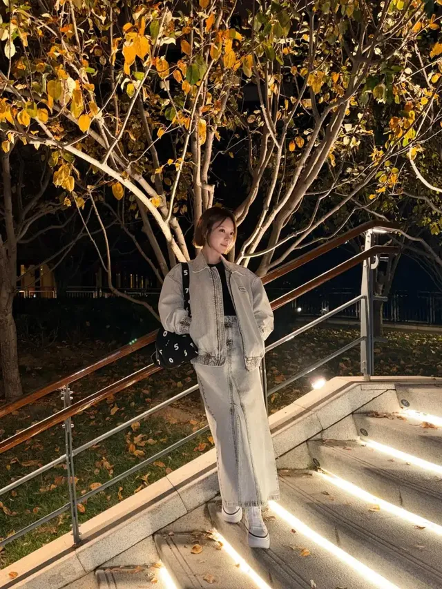 베이징 야경을 배경으로 편안한 데님 셋업을 멋스럽게 소화한 초아의 모습이다. /사진=초아 인스타그램