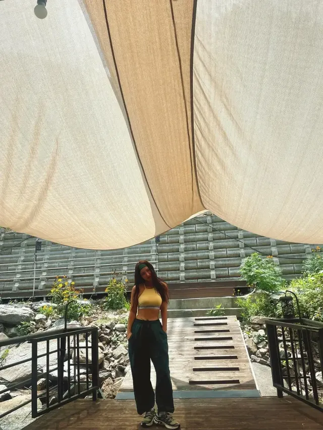 초록색 와이드 팬츠와 스니커즈를 매치하여 활동적인 무드를 더한 황보의 전신 스타일링이다. /사진=황보 인스타그램