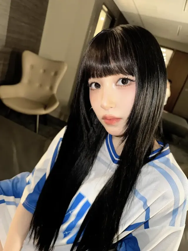 호텔 라운지에서 오버사이즈 져지로 시크한 매력을 뽐내는 미나. /사진=미나(MINA) 인스타그램