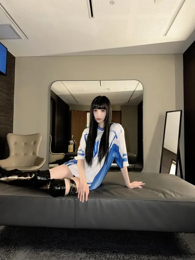  루즈핏 져지와 레더 롱부츠로 스포티하면서도 우아한 무드를 연출한 모습. /사진=미나(MINA) 인스타그램