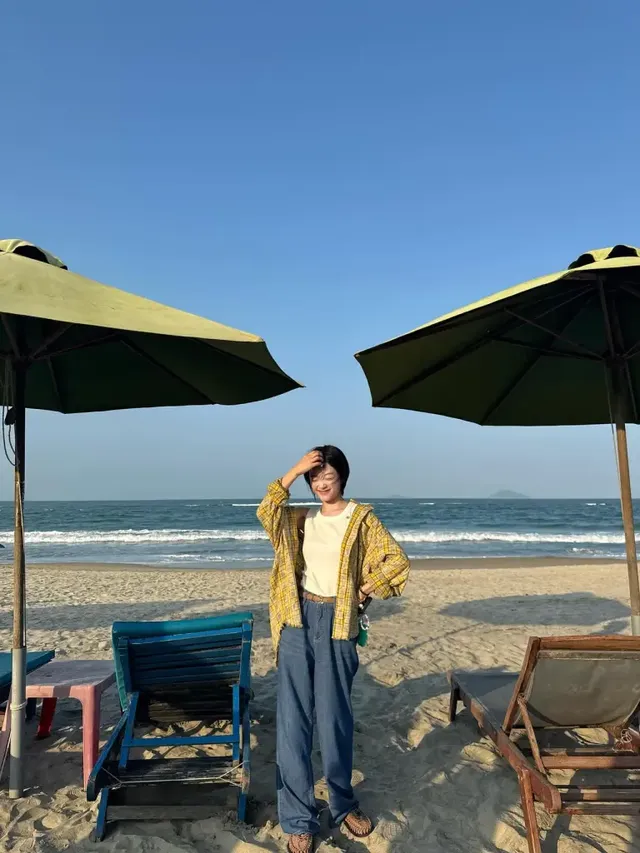 이유미가 아이보리 톤의 코튼 아이렛 가디건과 쇼츠로 연출한 숙소에서의 편안하고 사랑스러운 모습. /사진=이유미 인스타그램