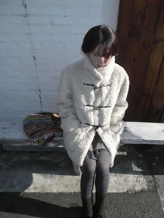 따뜻한 니트 레그 워머로 완성한 감성적인 뒷모습과 전체적인 겨울 코디의 조화. /사진=추소정 인스타그램