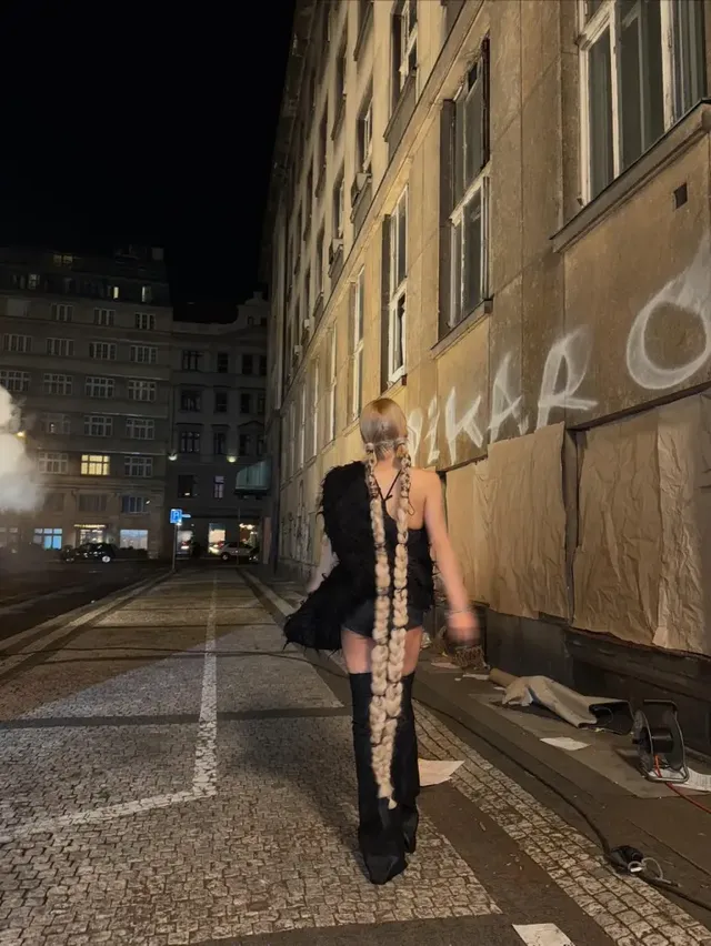 어두운 골목을 배경으로 롱 브레이드 헤어와 롱부츠 스타일링을 완벽하게 소화한 예지의 전신 샷. /사진=예지 인스타그램