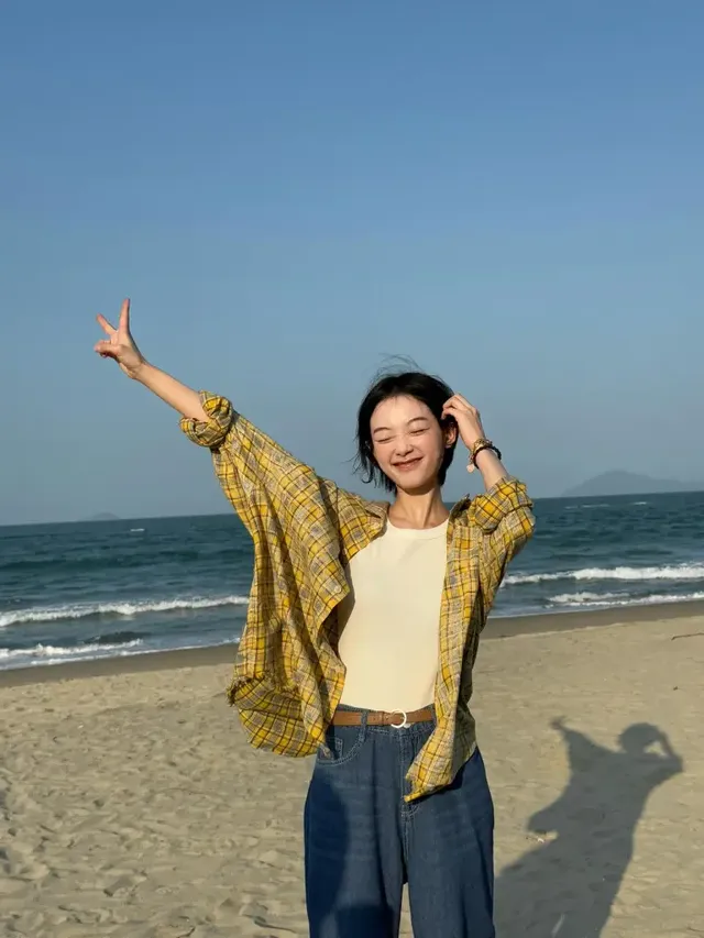 체크 셔츠를 가볍게 늘어뜨리고 가죽 벨트와 크로스백으로 실용성을 더한 이유미의 내추럴한 해변 스타일. /사진=이유미 인스타그램 