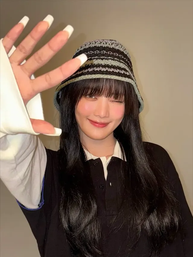 스트라이프 니트 버킷햇과 풀뱅 헤어가 돋보이는 민니의 클로즈업으로 러블리한 매력을 발산한다. /사진=민니 인스타그램