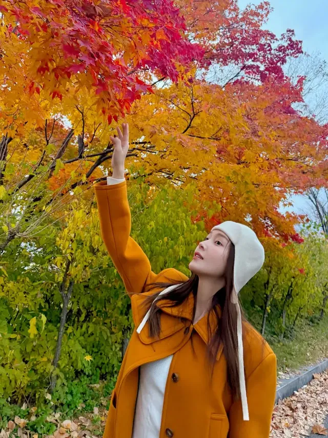 가을 풍경을 배경으로 여유로운 포즈를 취하며 계절 분위기를 만끽하는 제시카. /사진=제시카 인스타그램