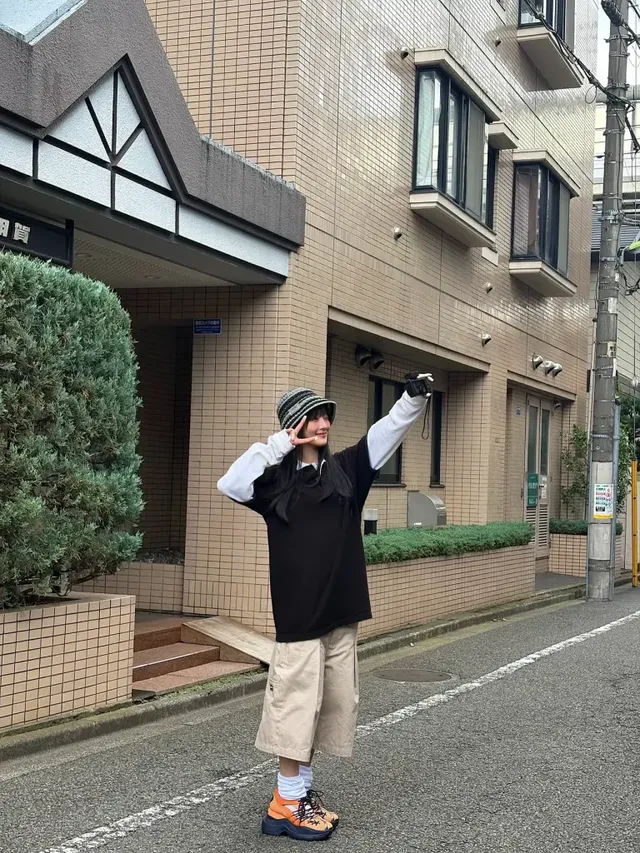 핸드카메라를 들고 장난스러운 포즈를 취하며 민니만의 유쾌한 에너지를 보여준다. /사진=민니 인스타그램