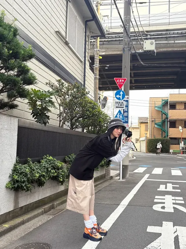 민니가 도쿄의 골목길에서 여유로운 스트릿 레이어드룩으로 시선을 사로잡는다. /사진=민니 인스타그램