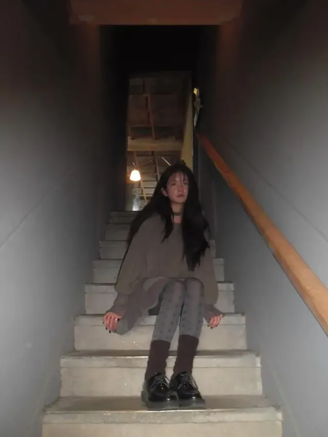 어두운 계단에서도 빛나는 추소정의 덤블 코트와 플라워 패턴 타이츠 매치 스타일링. /사진=추소정 인스타그램