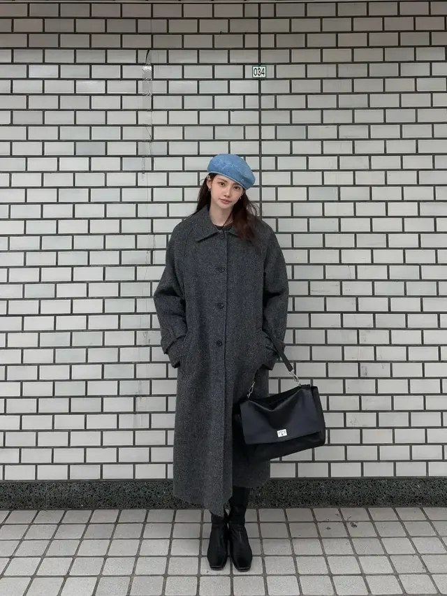 묵직한 그레이 롱코트와 블랙 숄더백으로 미니멀 클래식 무드를 완성한 하연수. /사진=하연수 인스타그램