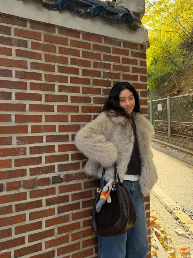 와이드 데님과 브라운 빅백을 매치해 캐주얼하면서도 감각적인 늦가을 산책 룩을 완성한 정려원의 전신 모습. /사진=정려원 인스타그램 