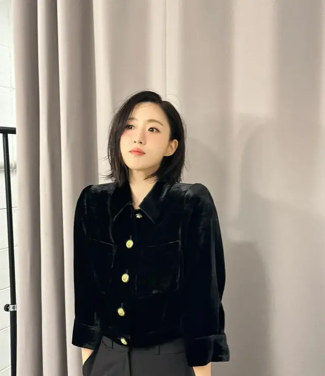 스튜디오에서 포착된 함은정의 차분하고 시크한 모습. /사진=함은정 인스타그램