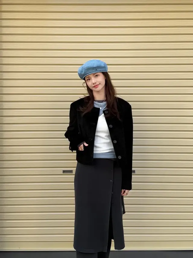 차분한 모노톤의 레이어드 룩에 연청 베레모로 산뜻한 포인트를 더한 하연수의 모습. /사진=하연수 인스타그램