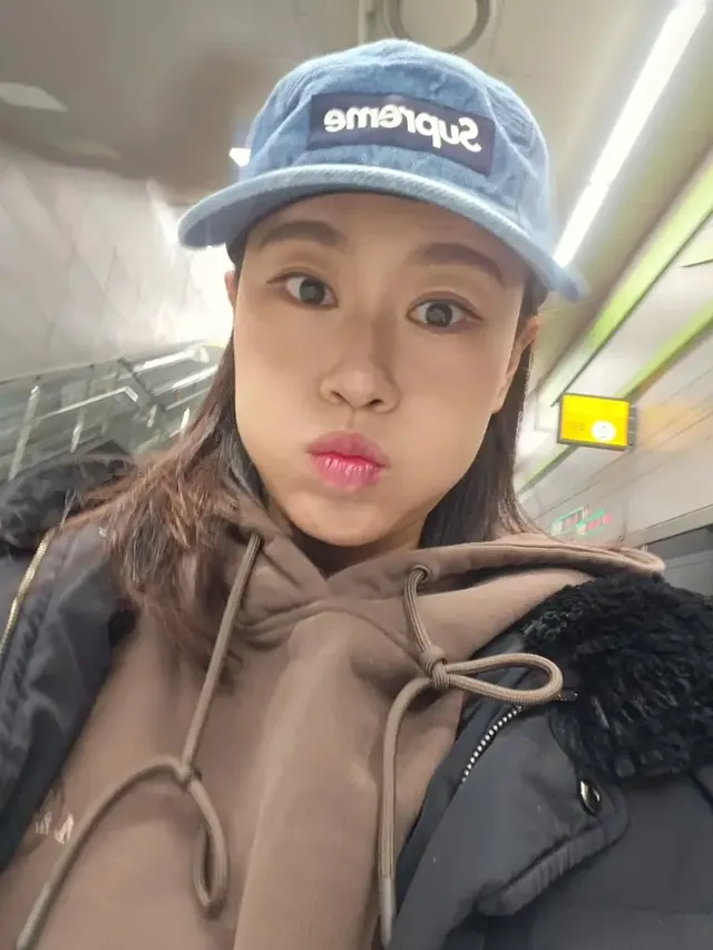 클로즈업 셀피에서 지한솔이 블루 볼캡으로 룩에 유쾌한 포인트를 더하며 장난기 가득한 매력을 발산했다. /사진=지한솔 인스타그램