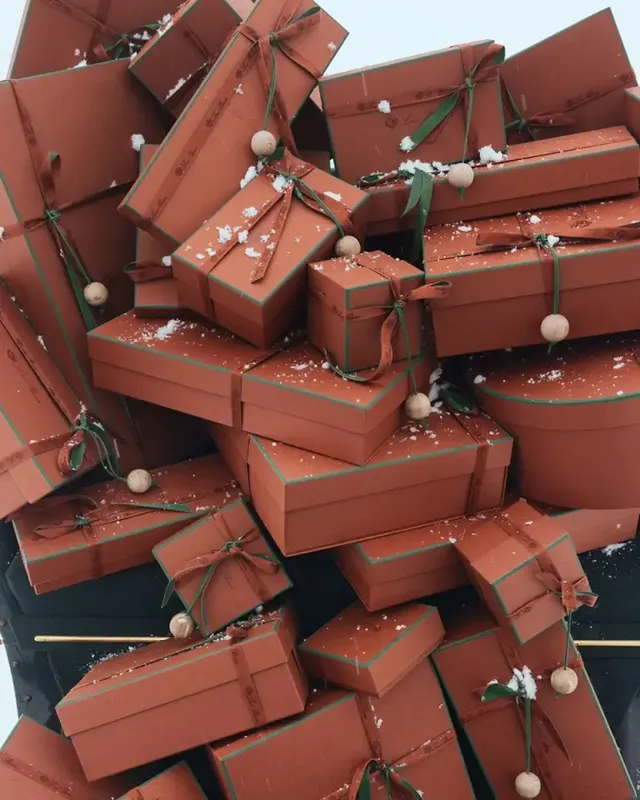 /사진=로로피아나, 2025 홀리데이 기프트 컬렉션 공개