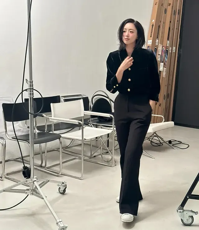 편안한 포즈 속에서도 빛나는 함은정의 성숙한 분위기. /사진=함은정 인스타그램