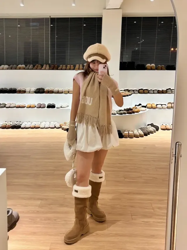 라이트 핑크 니트와 아이보리 플레어 미니스커트를 매치해 사랑스러운 겨울 분위기를 연출했다. /사진=맹승지 인스타그램